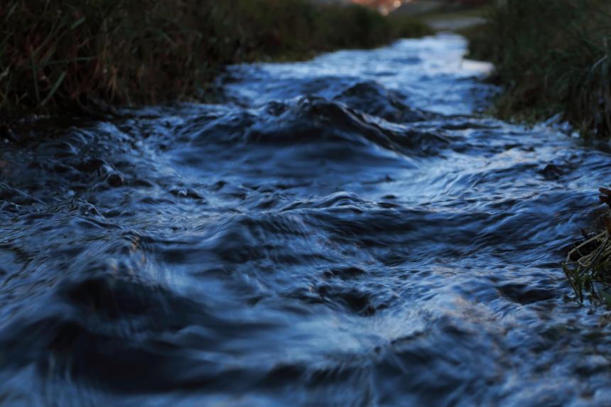 Spuren im Fluss